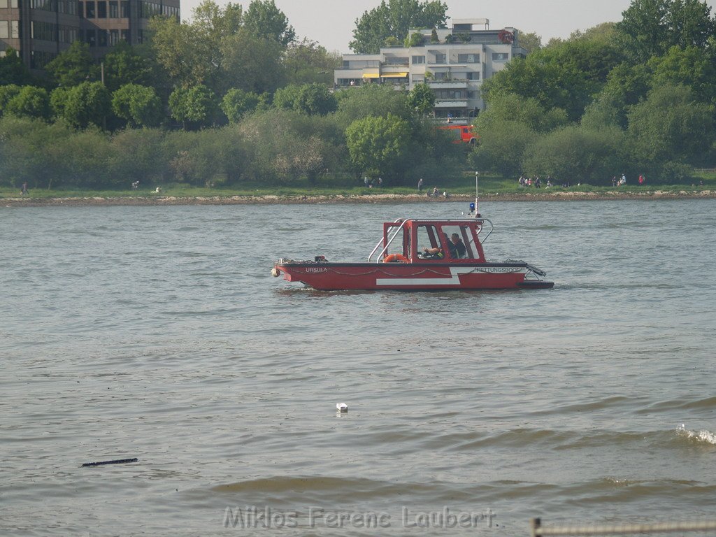 Kleine Yacht abgebrannt Koeln Hoehe Zoobruecke Rheinpark P014.JPG